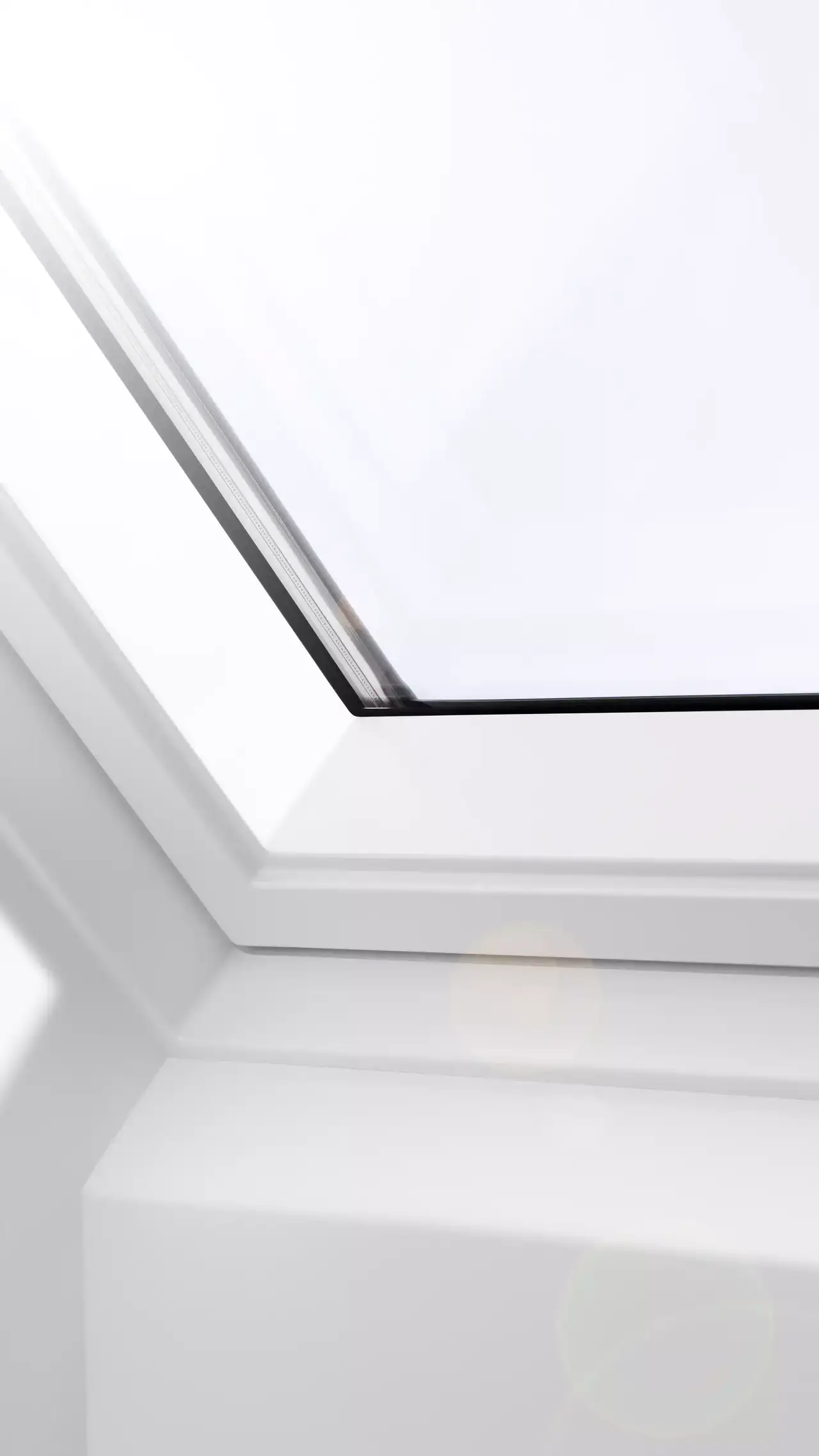 Nahaufnahme eines modernen VELUX Dachflächenfensters mit hereinströmendem Tageslicht.