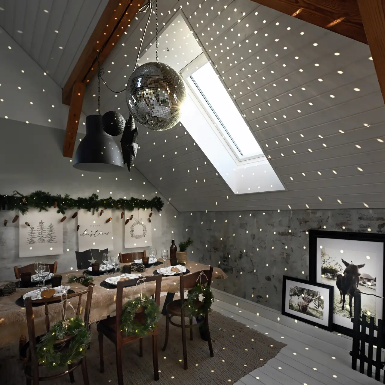 Sala da pranzo decorata per Natale con riflessi dorati e finestre per tetti VELUX che diffondono luce naturale.
