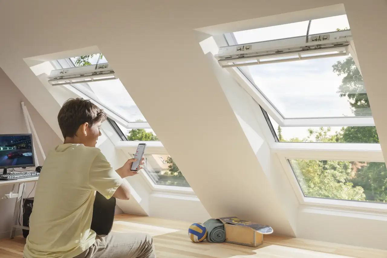 Jugendlicher steuert die smarten Dachenster mit der VELUX App | VELUX Magazin