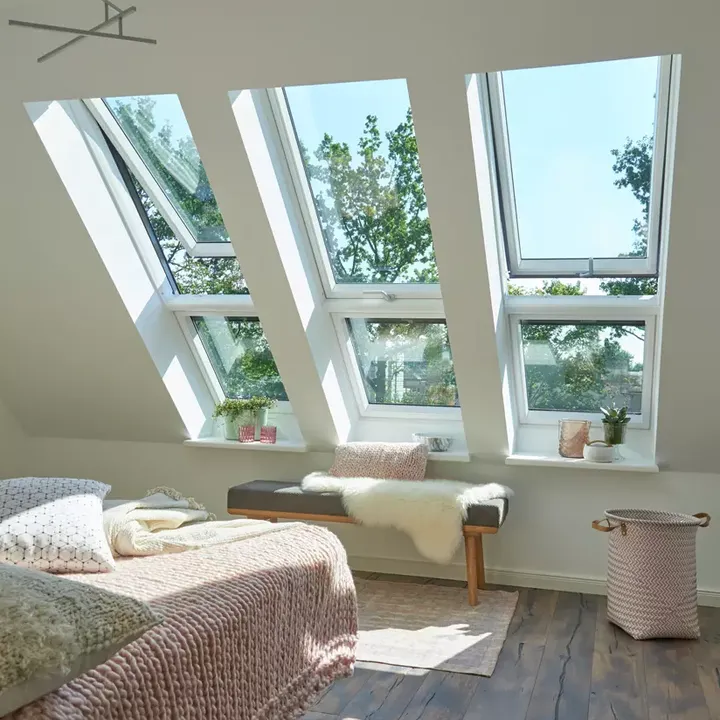 Gemütliches Dachboden-Schlafzimmer mit VELUX Dachflächenfenstern und natürlichem Licht.