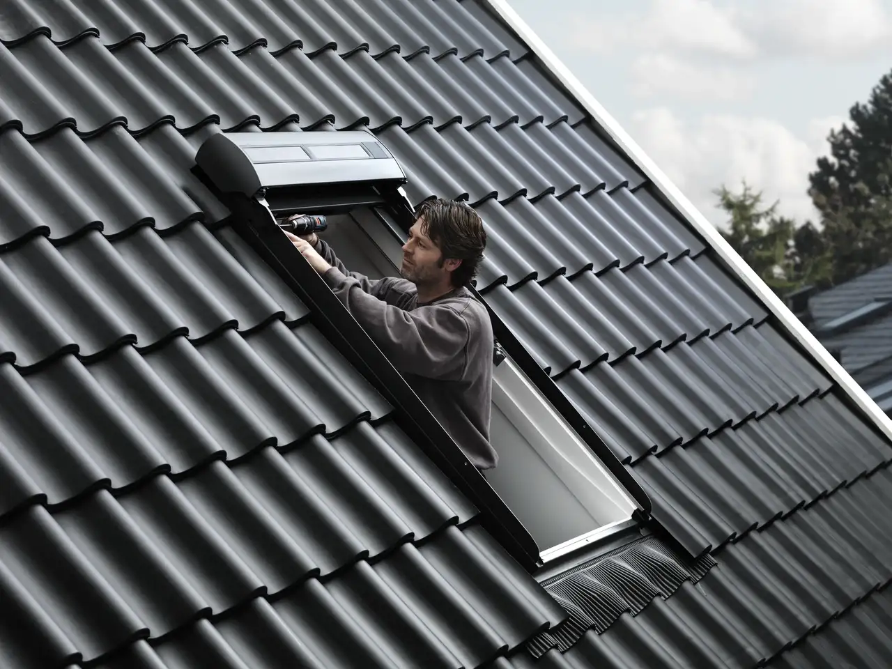 Handwerker montiert ein Dachfenster | VELUX Magazin