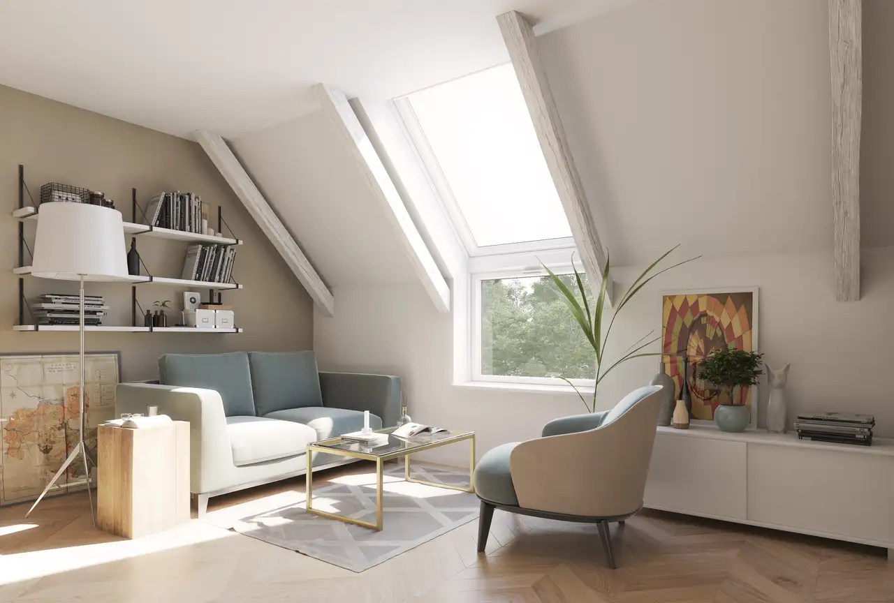 Soggiorno con arredamento in colori neutri, pareti bianche e una grande finestre per tetti VELUX con elemento verticale. 