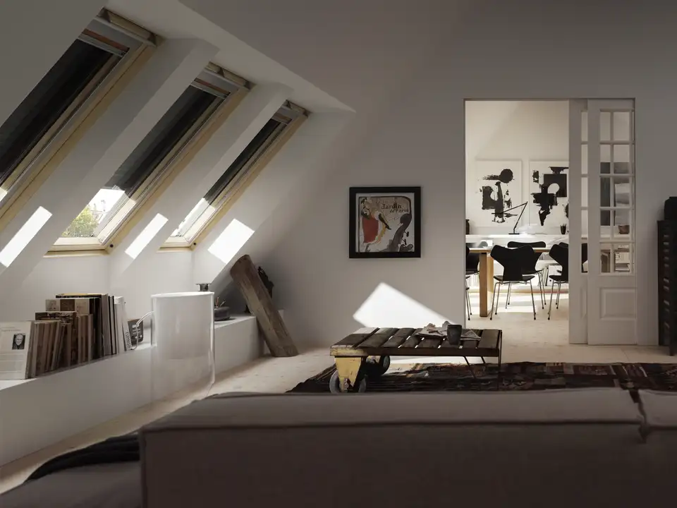 Sottotetto recuperato con tre finestre VELUX affiancate e tapparelle esterne per il controllo della luce