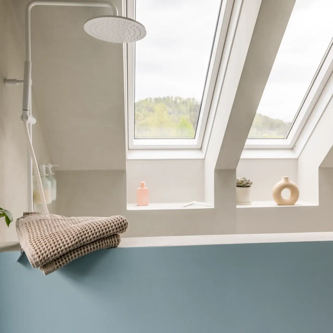 Foto vannitoast, millel on VELUX katuseaken.