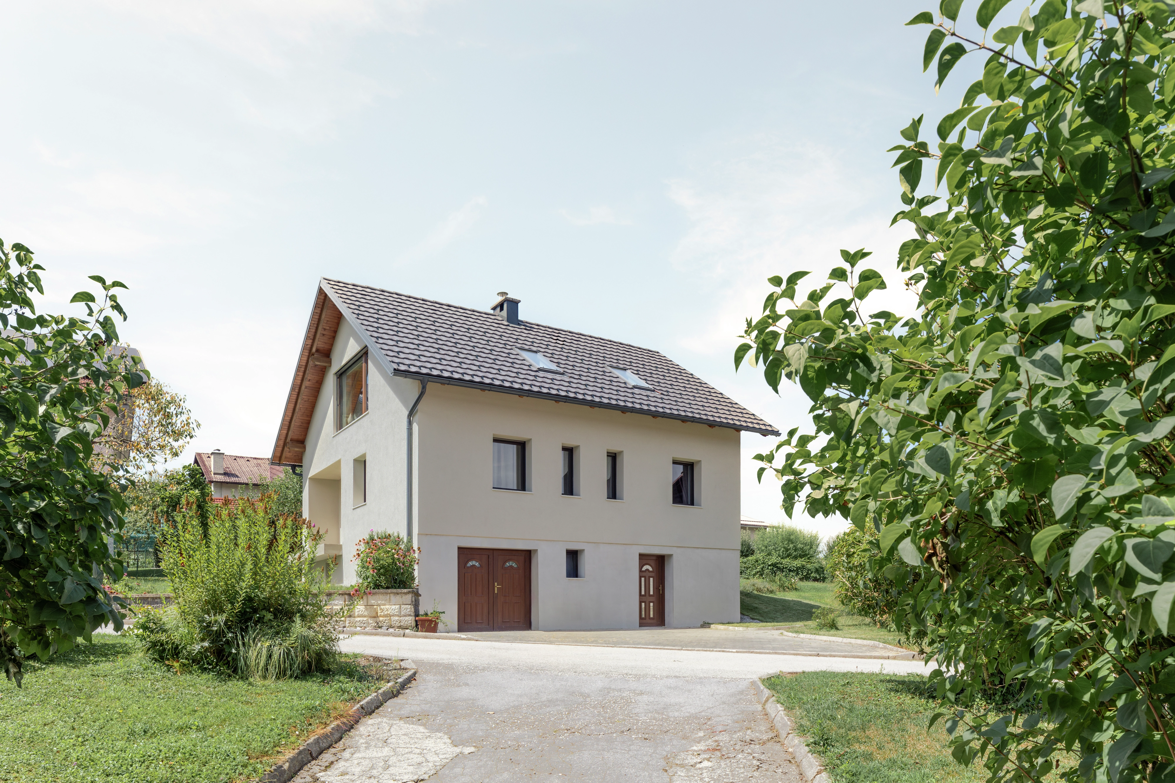 Moderný rodinný dom so šikmou strechou, škridlovou strechou a strešnými oknami VELUX