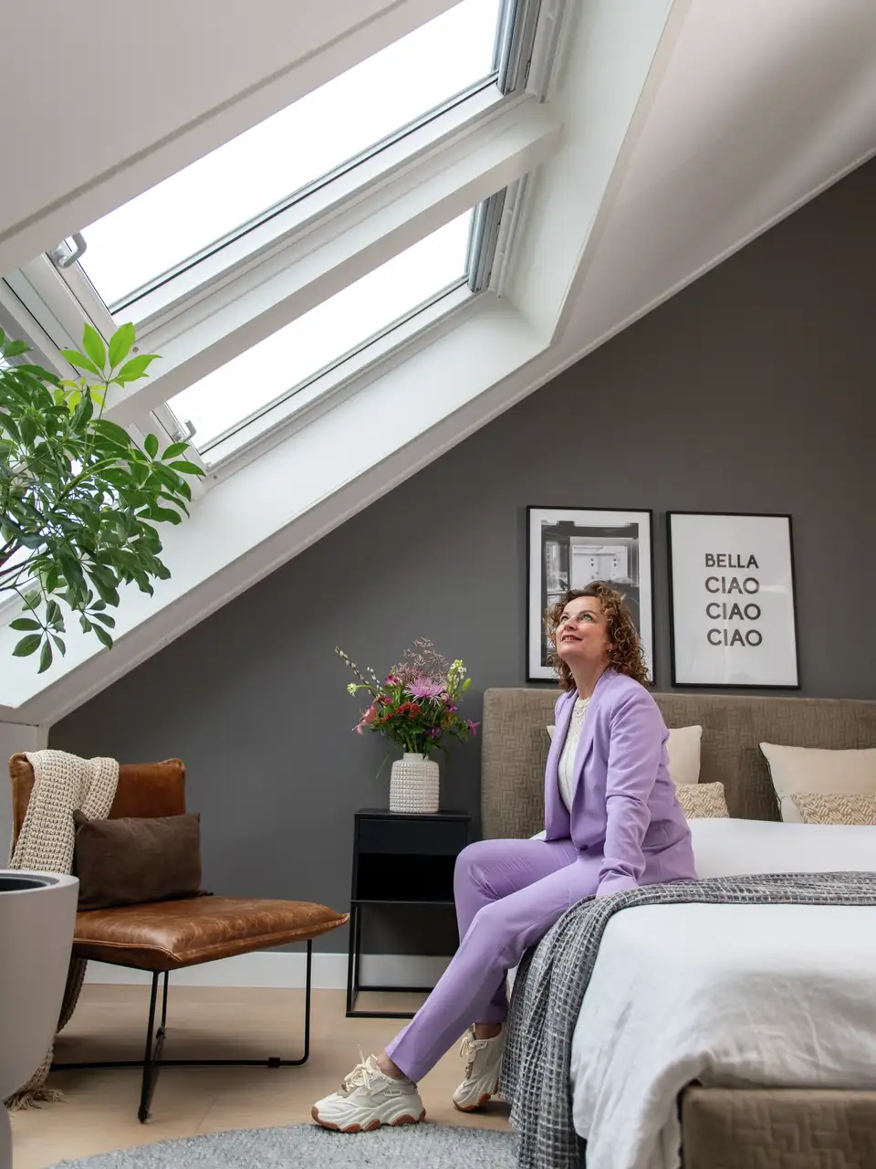 Zolder slaapkamer met schuine plafonds en VELUX dakramen, moderne inrichting