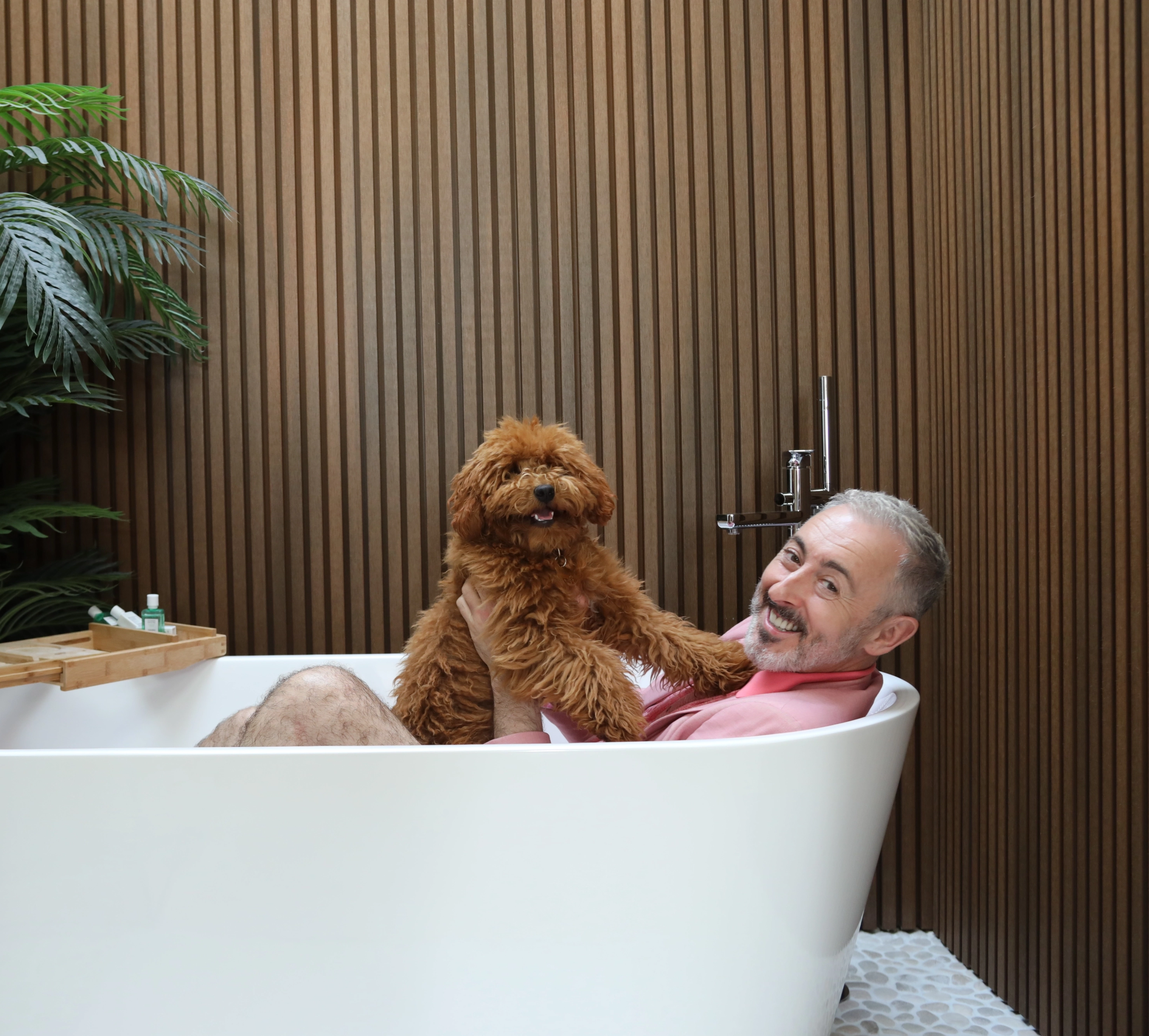 Alan Cumming smiling in bathtub
