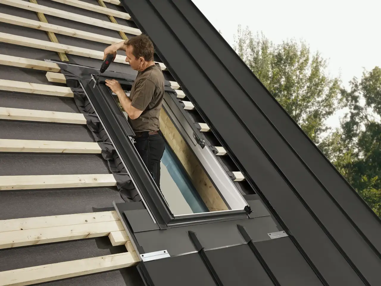 Tagudskiftning og montering af VELUX ovenlysvindue i stål-kliktag
