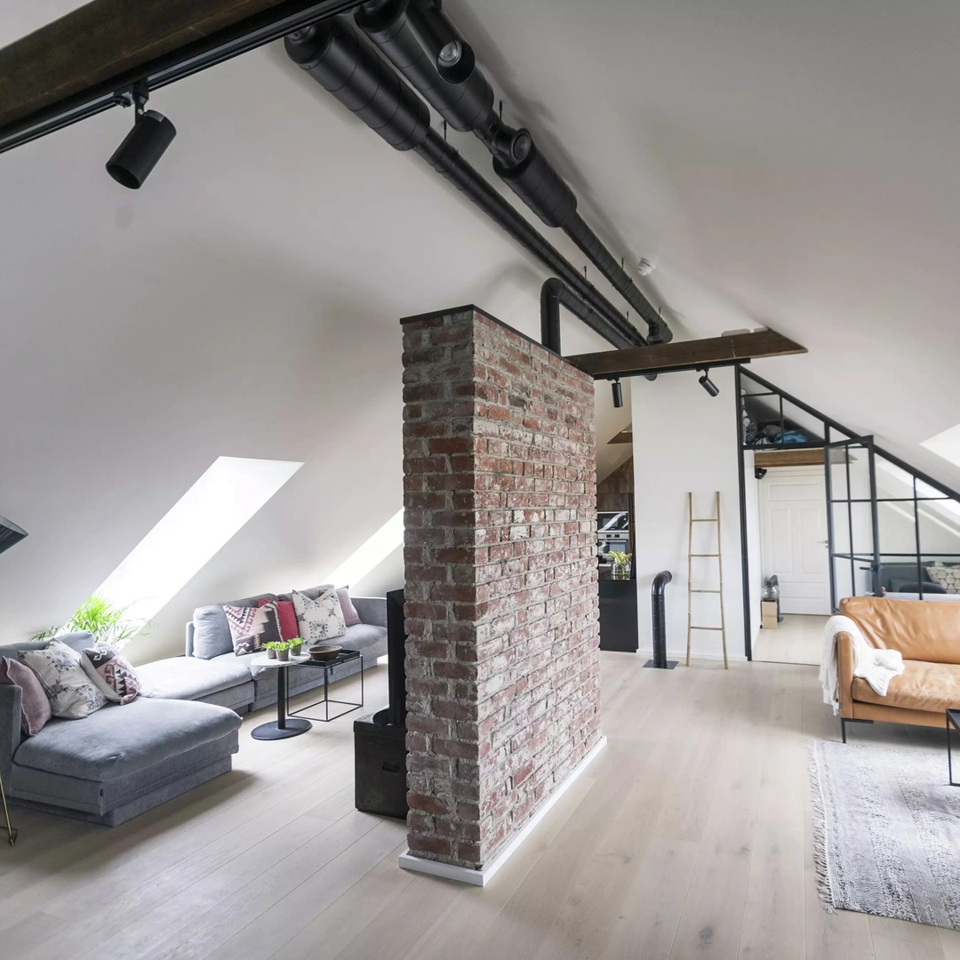 Grenier avec mur central, fenêtres de toit et spots orientables