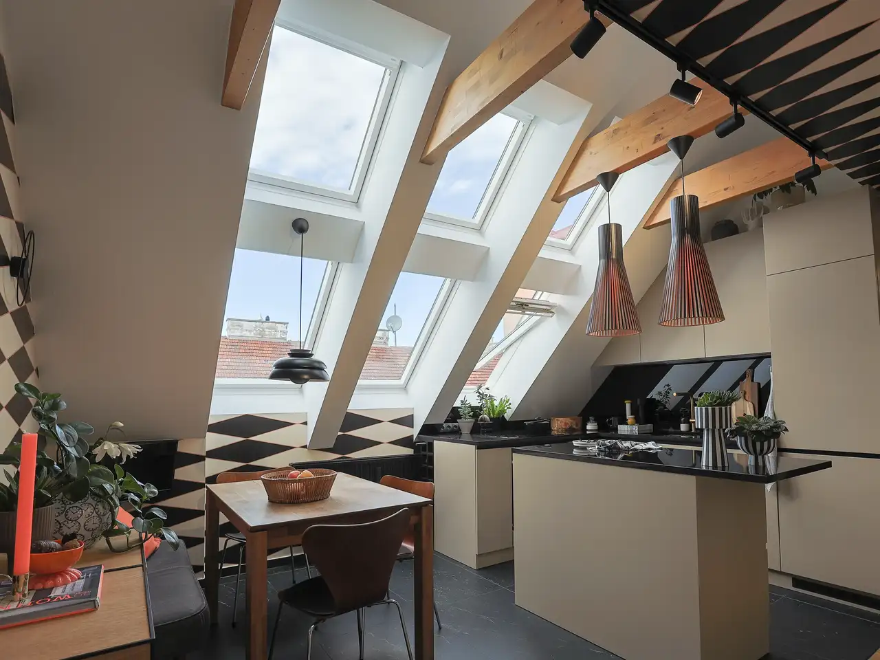 Offene Küche mit angrenzendem Essbereich, Hängeleuchten und sechs Dachfenstern | VELUX Magazin