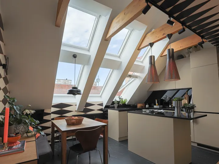 Offene Küche mit angrenzendem Essbereich, Hängeleuchten und sechs Dachfenstern | VELUX Magazin