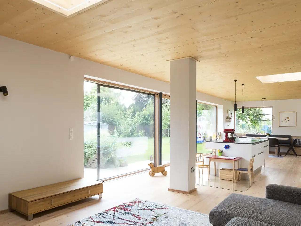 Soggiorno e sala da pranzo con grande vetrata e tanta luce naturale | Rivista VELUX
