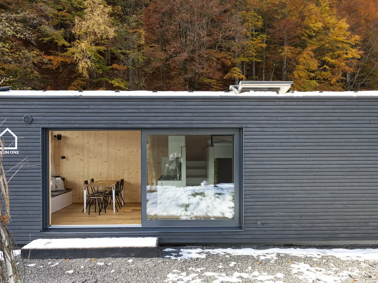  Baita moderna con tetto piano, ampia finestra verticale, finestra per tetti piani VELUX.