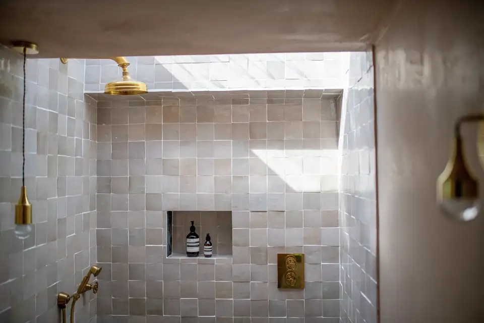 Ingebouwd nisje in de muur van een kleine, moderne inloopdouche-ruimte