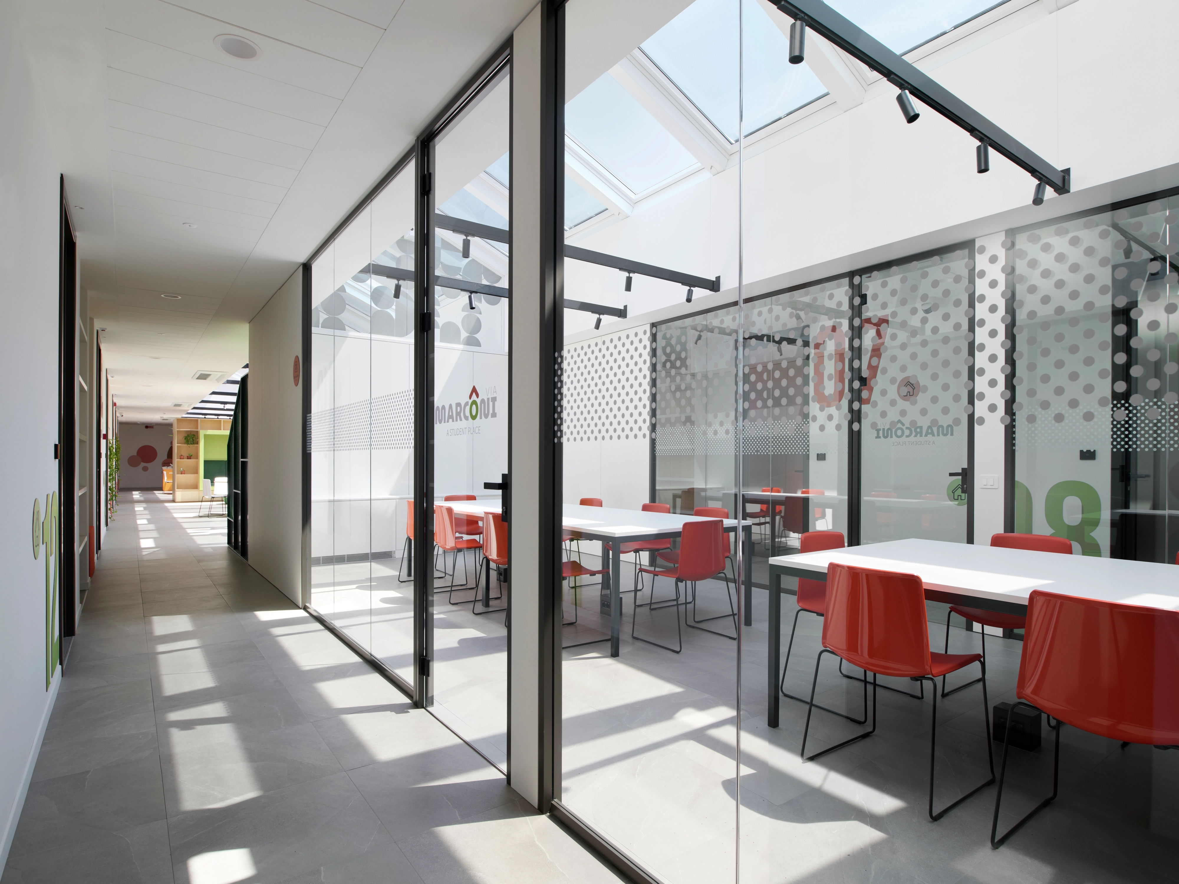 Zone studio nello studentato di Ravenna, illuminate da finestre per tetti VELUX