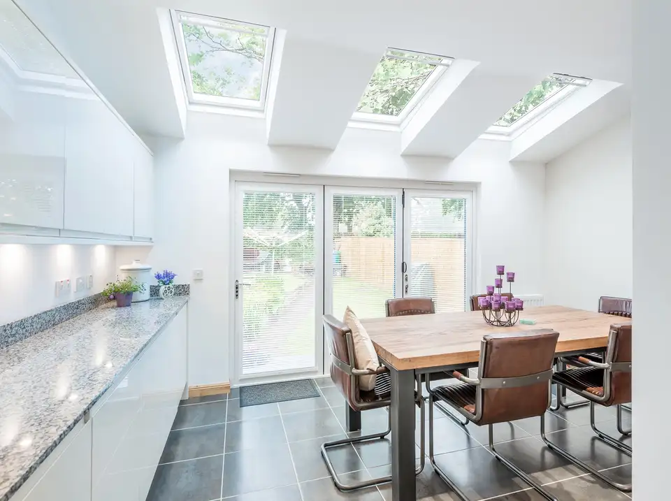 avant/après : installation d’un trio de fenêtres de toit VELUX modernes 