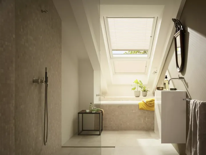 Zeitgemäßes Badezimmer mit natürlichem Licht von einem VELUX Dachflächenfenster.