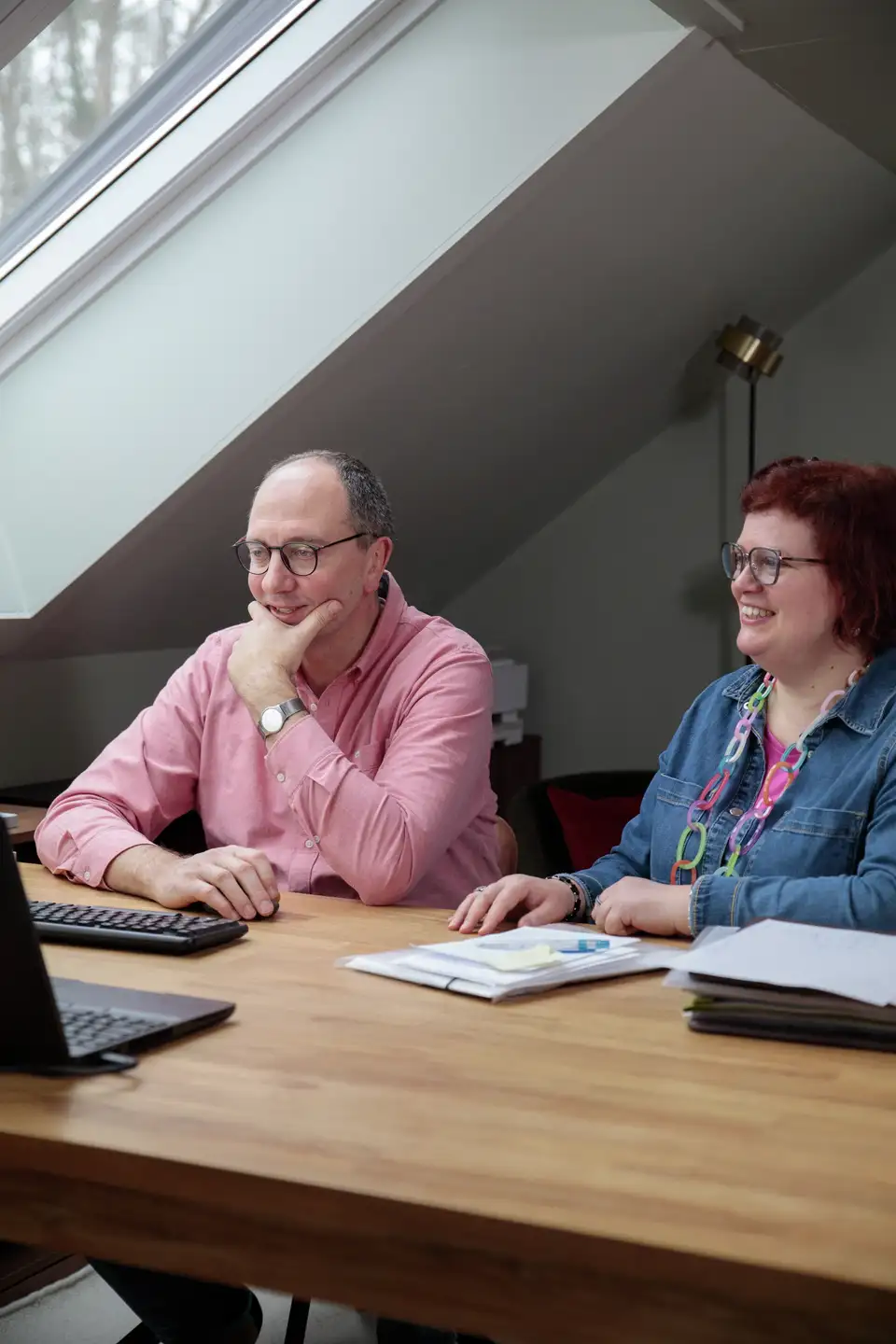 Koppel in hun nieuwe bureau onder 3in1 dakvensters
