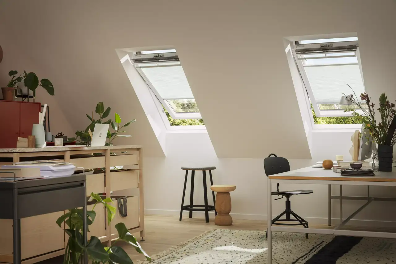 Pěkně zařízená domácí kancelář s velkými okny VELUX