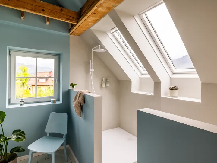 Isto kupatilo nakon što su dodati VELUX krovni prozori, sada je svetlo i ispunjeno prirodnom svetlošću. | VELUX