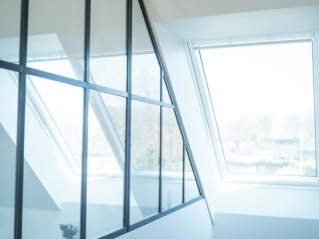 deux pièces séparées par une verrière laissant passer la lumière naturelle d'une fenêtre de toit VELUX