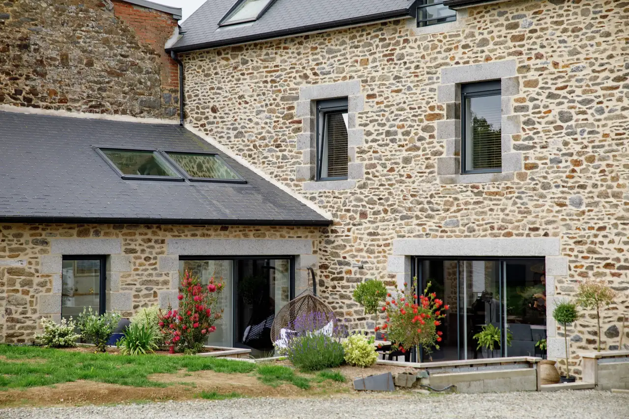 Casa di campagna con finestre per tetti VELUX