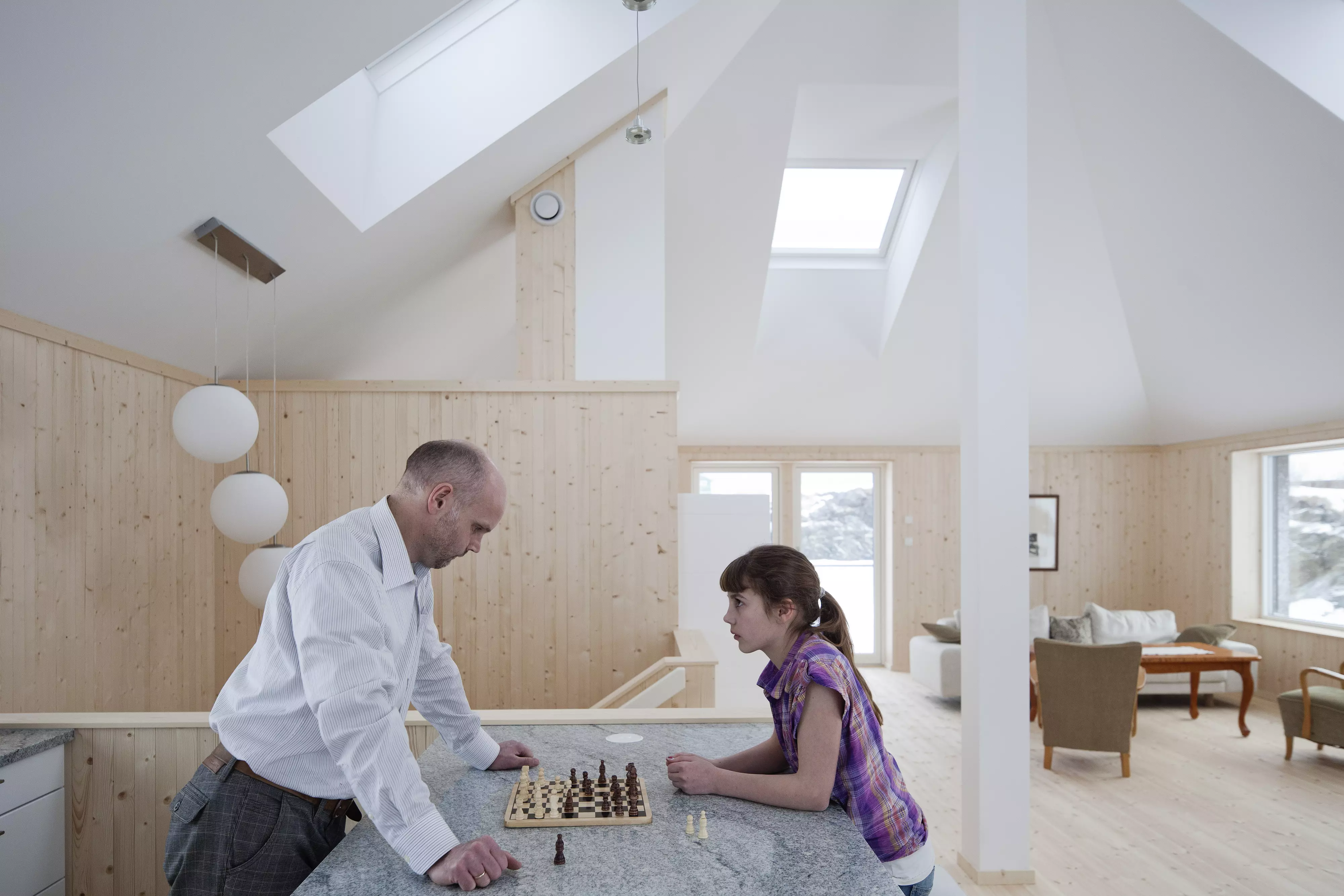 Tavan s kosim stropom i VELUX krovnim prozorima, šahovski raspored