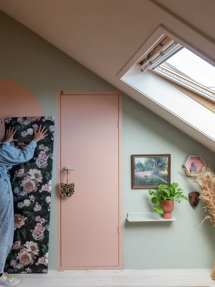 Žena u sobi s VELUX krovnim prozorima i zidnom dekoracijom