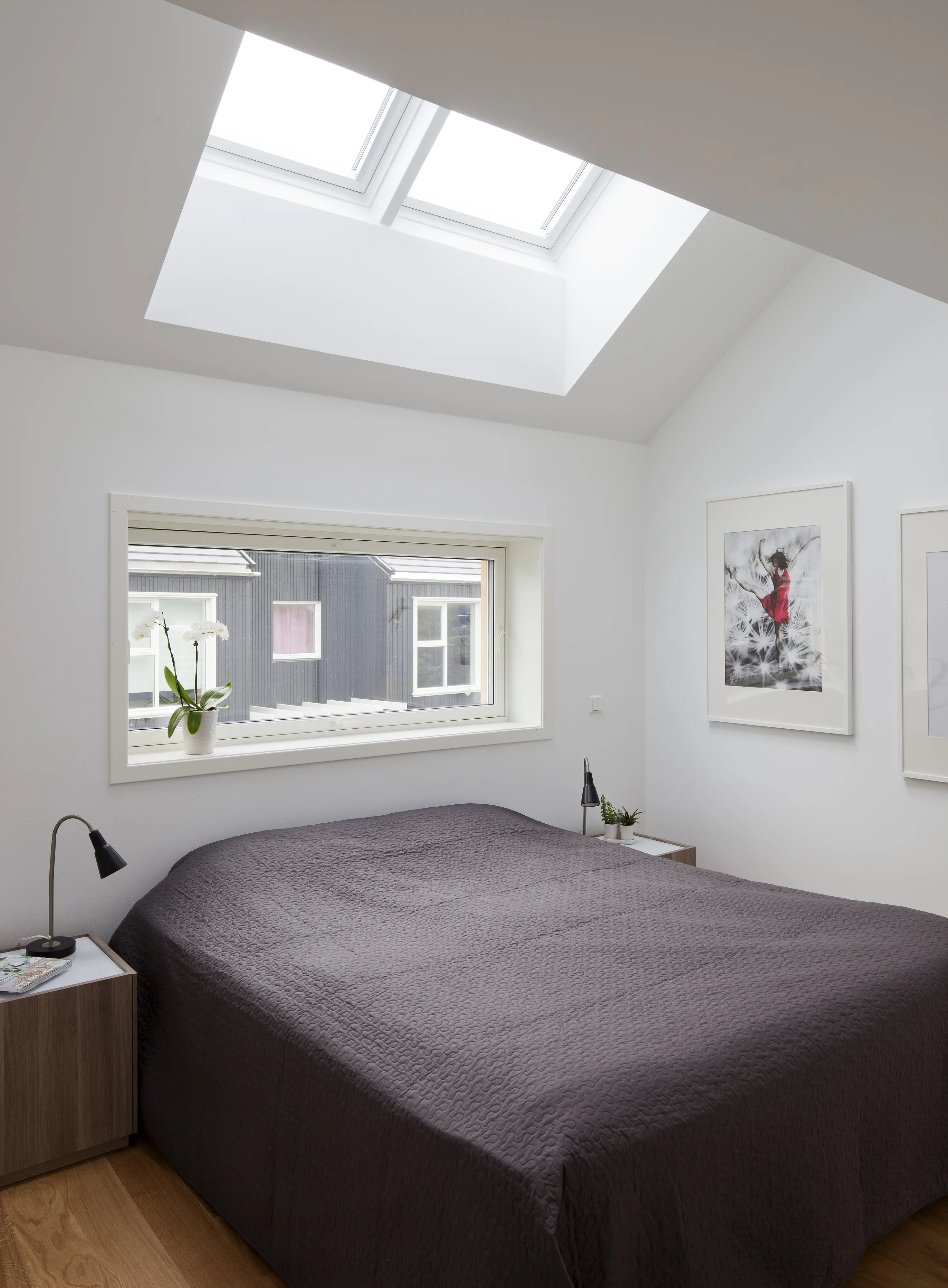 Dormitor cu tavan înclinat și fereastră de mansardă VELUX, design modern.