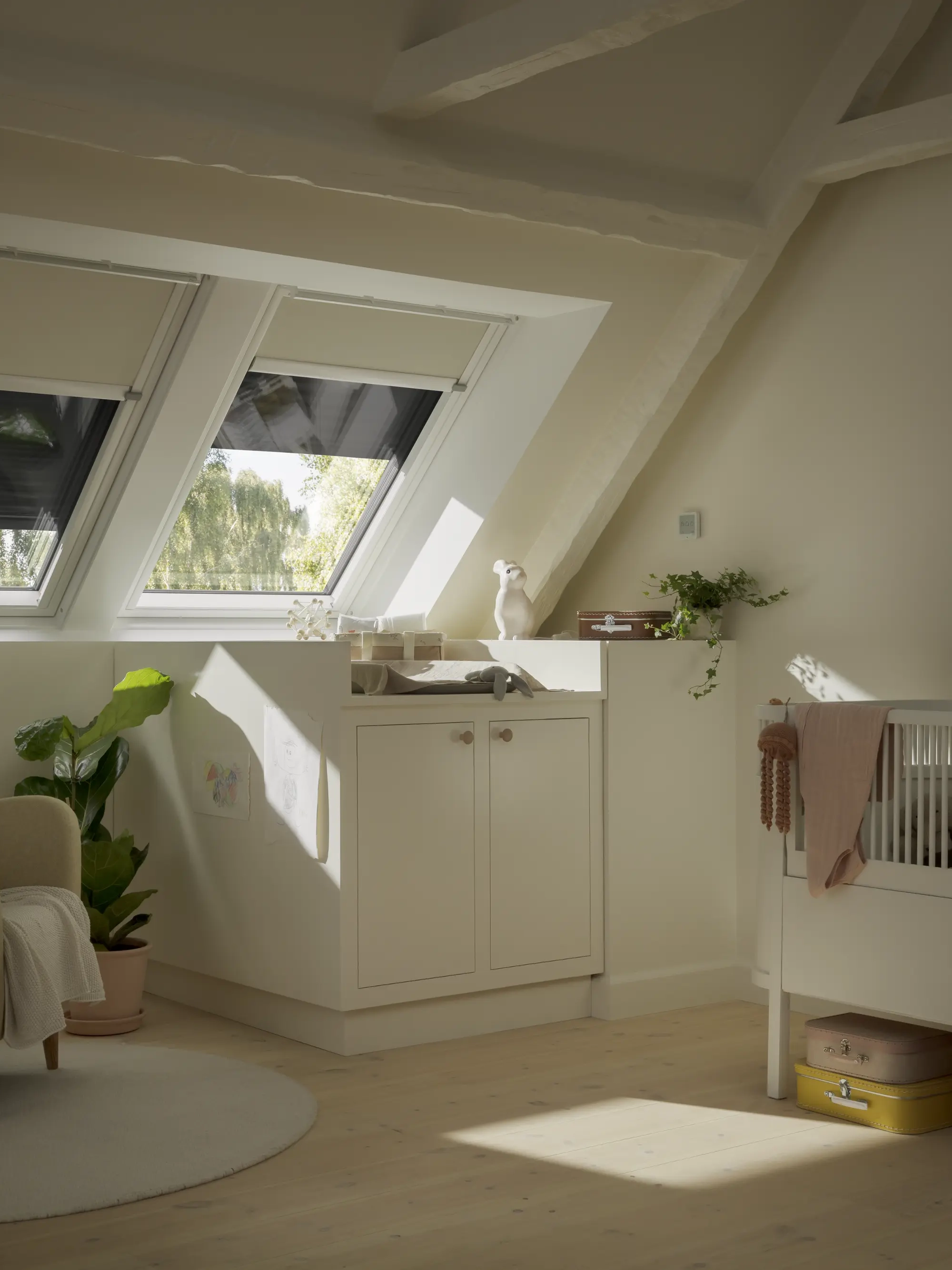 Combles équipés de fenêtres de toit VELUX et de volets extérieurs pour se protéger de la chaleur