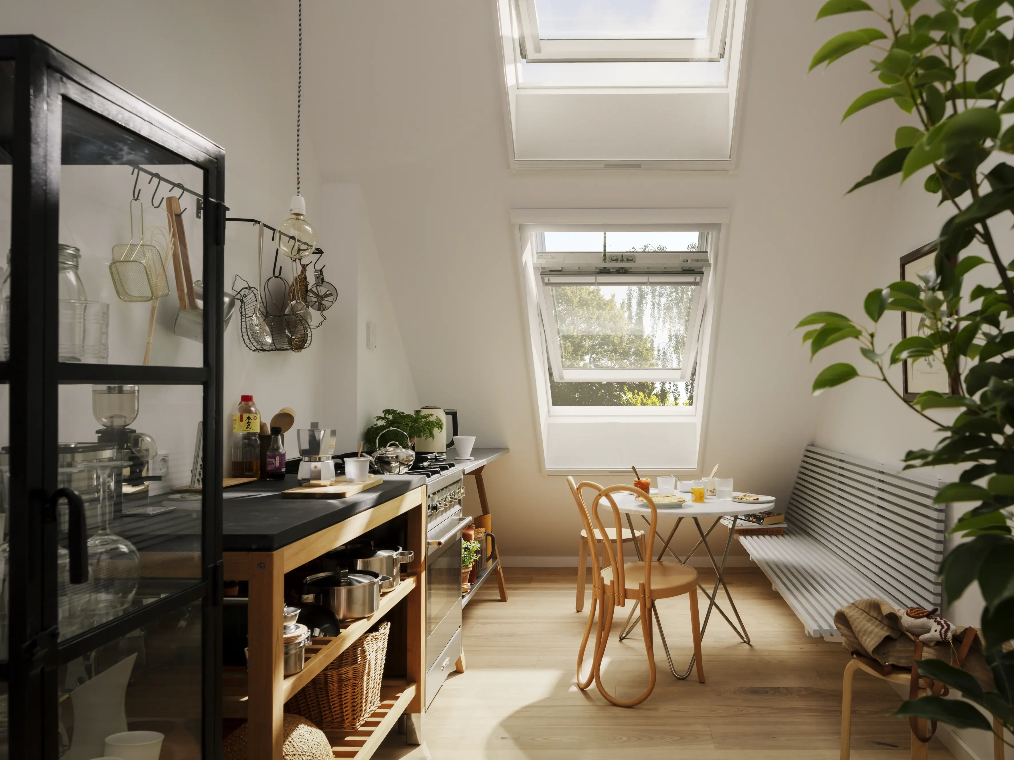 Cucina moderna in mansarda con due finestre per tetti VELUX sovrapposte 