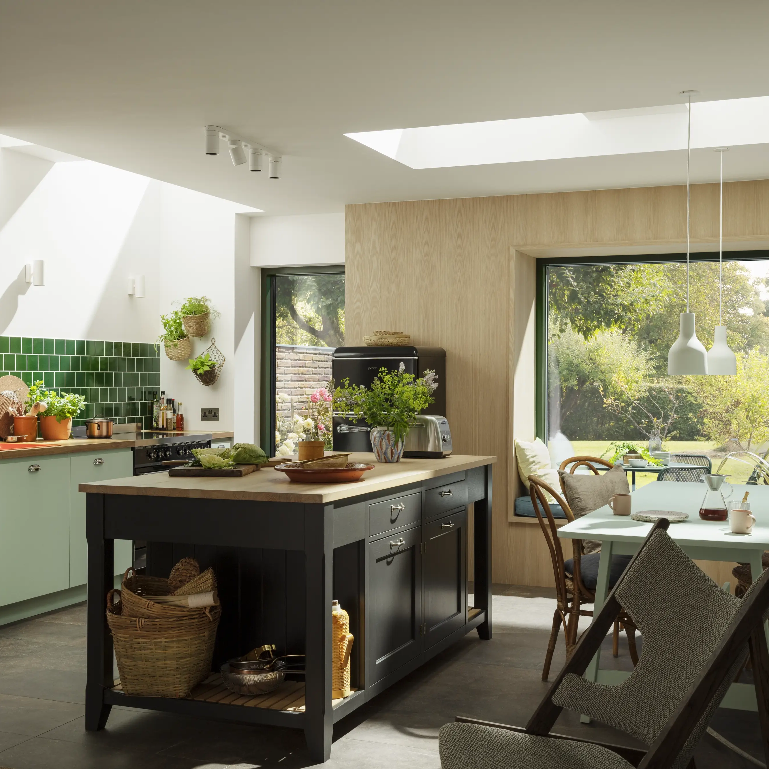 Une cuisine lumineuse et confortable avec VELUX® pour un lieu de vie où l’on papote pendant que ça mijote !
