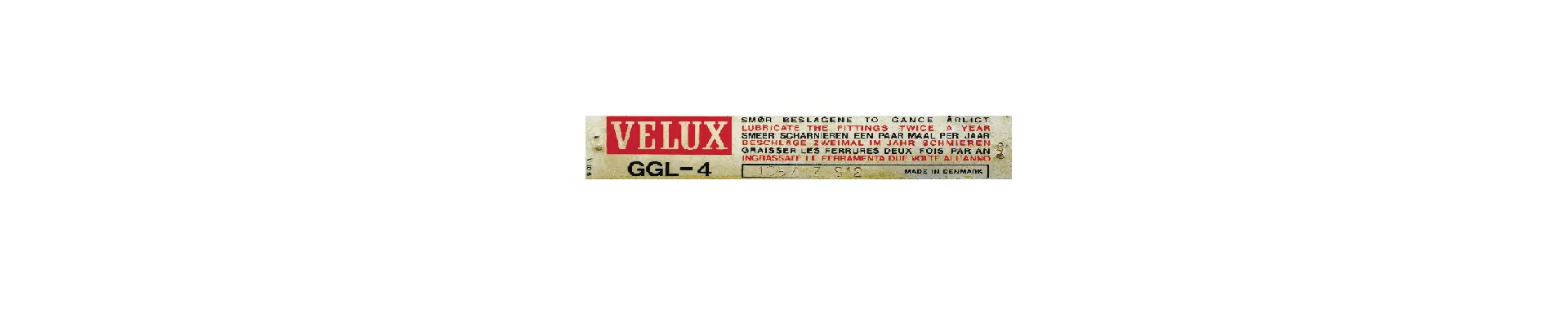 étiquette de fenêtre de toit VELUX avec instructions d'entretien en plusieurs langues