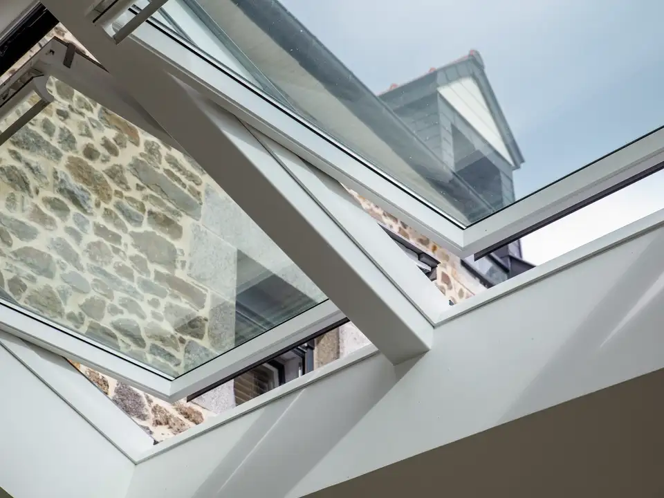 fenêtres de toit VELUX ouvertes pour favoriser la ventilation naturelle