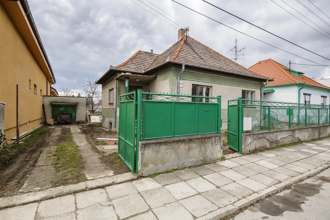 Dom na Slovensku pred rekonštrukciou.