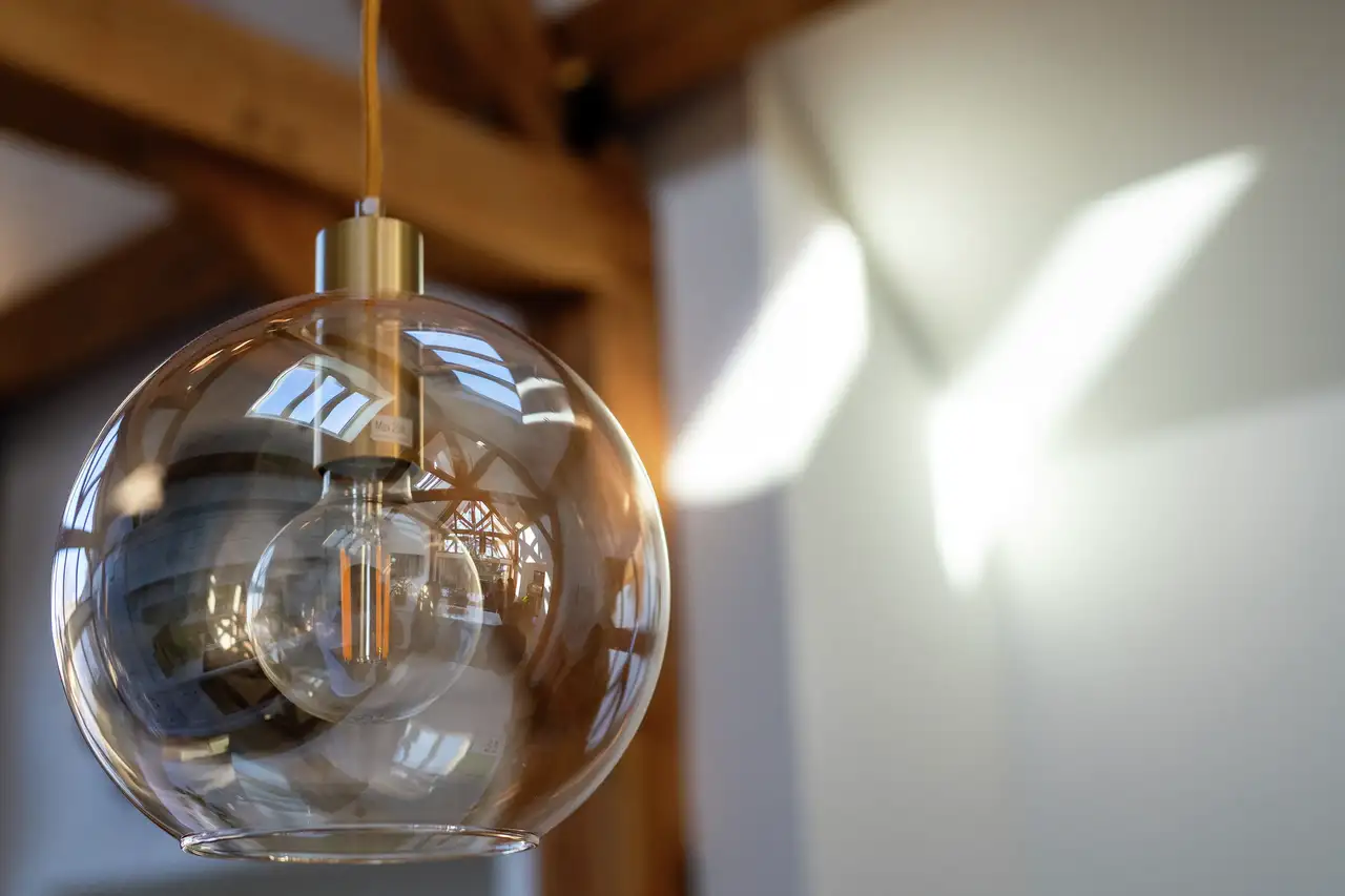 Einzelne Kugellampe aus Glas | VELUX Magazin