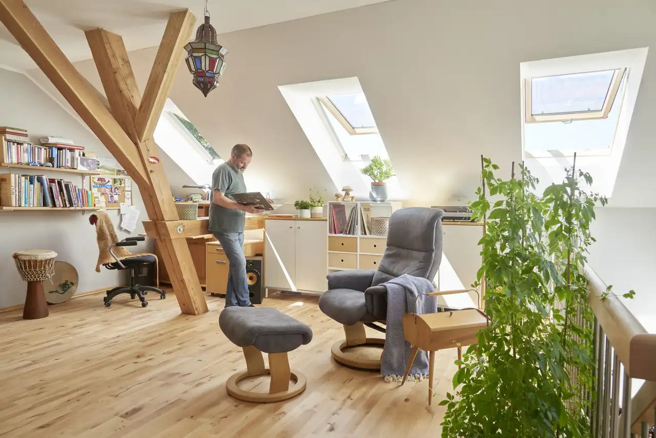 Studio in mansarda con soffitto basso e tre finestre per tetti