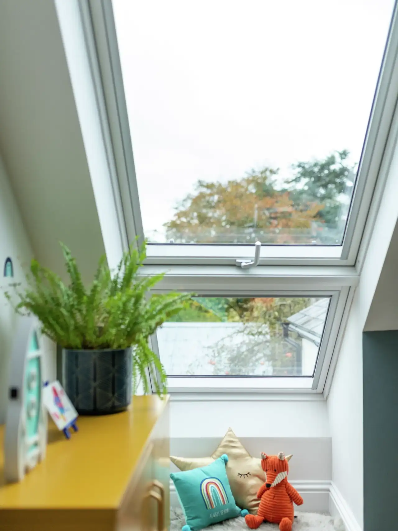 Commode décorée avec amour et plante devant le coin câlin sous la lucarne | Magazine VELUX