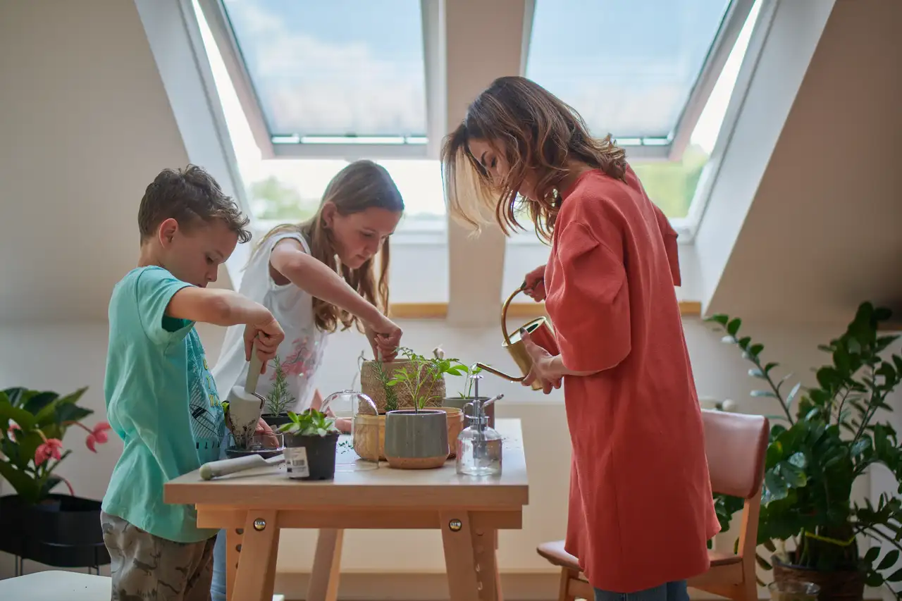 Due bambini creano un giardino di bottiglie insieme alla mamma | Rivista VELUX