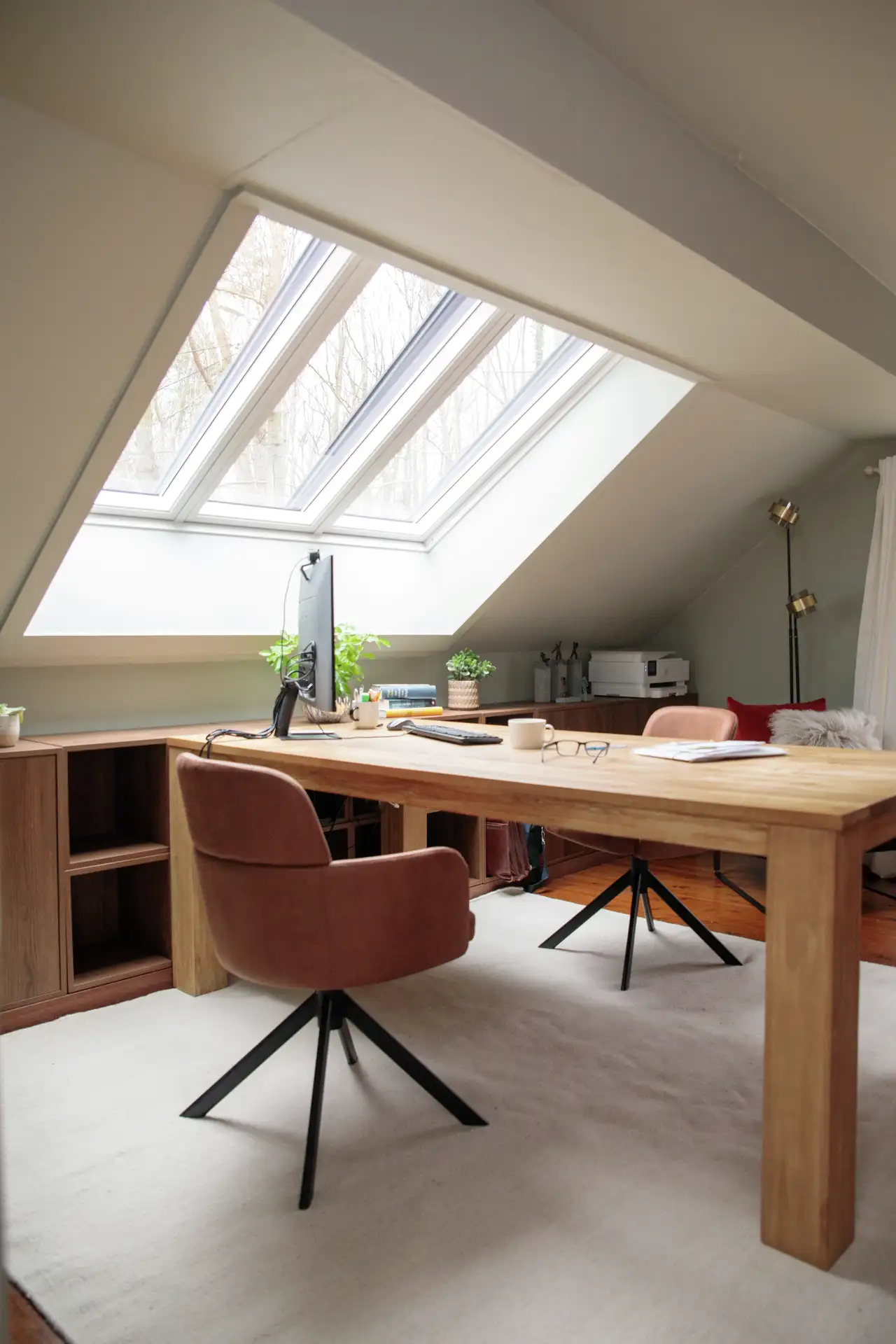 Een combinatie van houten meubels en natuurlijk licht zal uw interieurrenovatie een extra gezellige uitstraling geven.