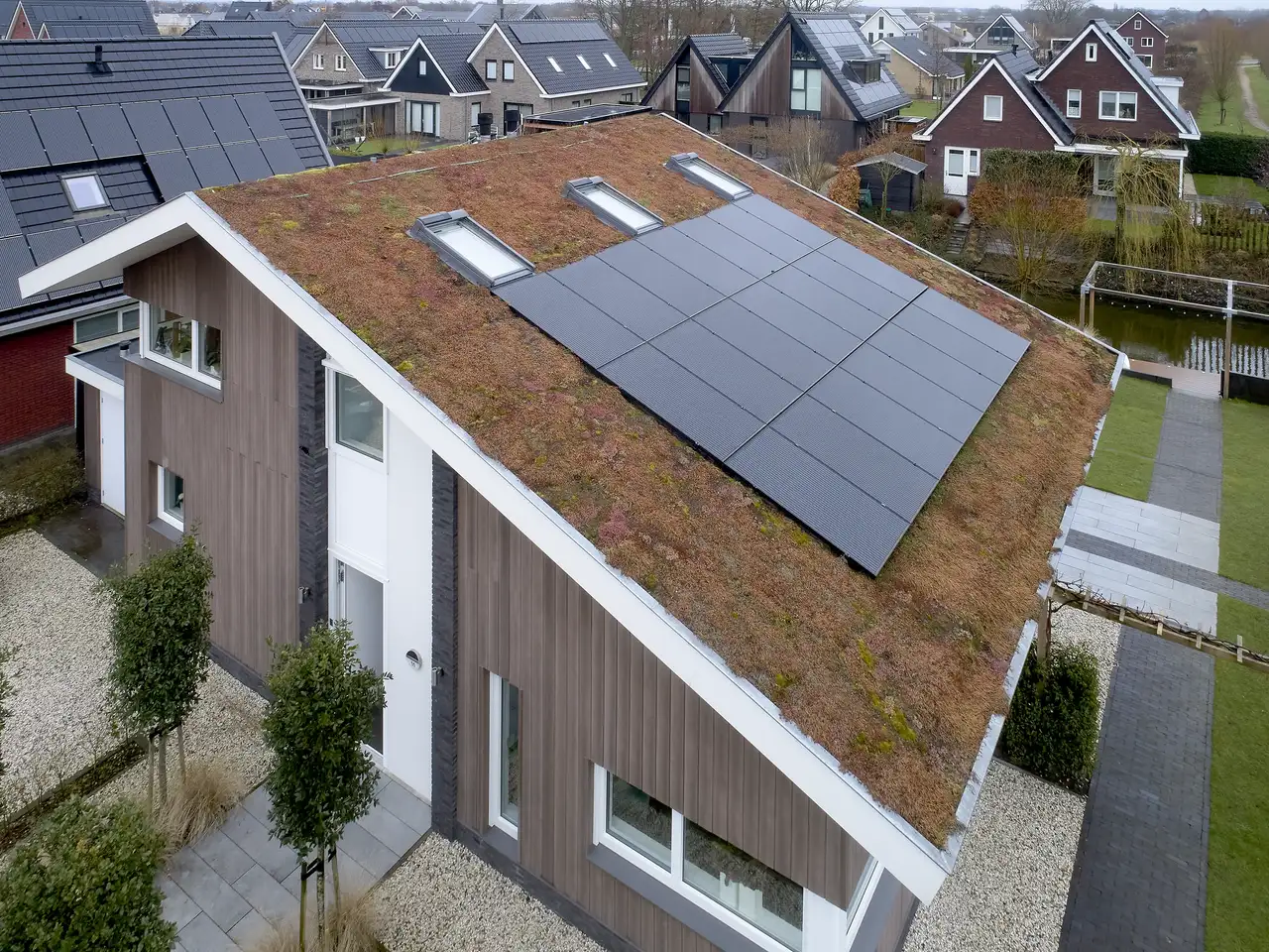 Nachhaltiges Haus am Fluss mit Dachbegrünung und Solaranlage | VELUX Magazin