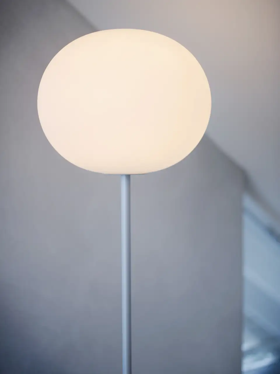 luminaire sur pied de style minimaliste pour une décoration minimaliste à la maison