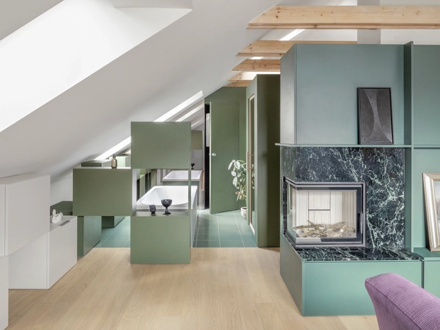 Zeleni i bijeli dnevni boravak s kaminom i udobnom sofom.