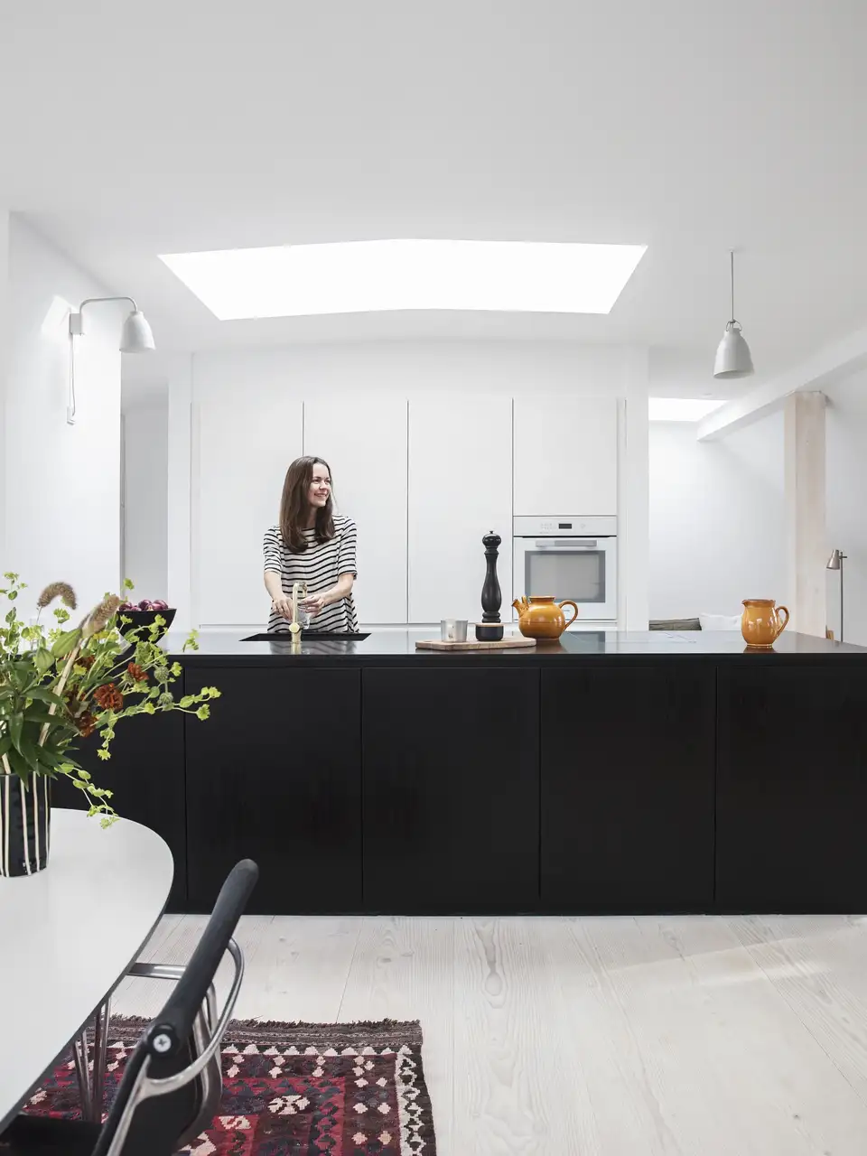 Moderne keuken met VELUX dakraam, minimalistisch design en een centraal eiland.