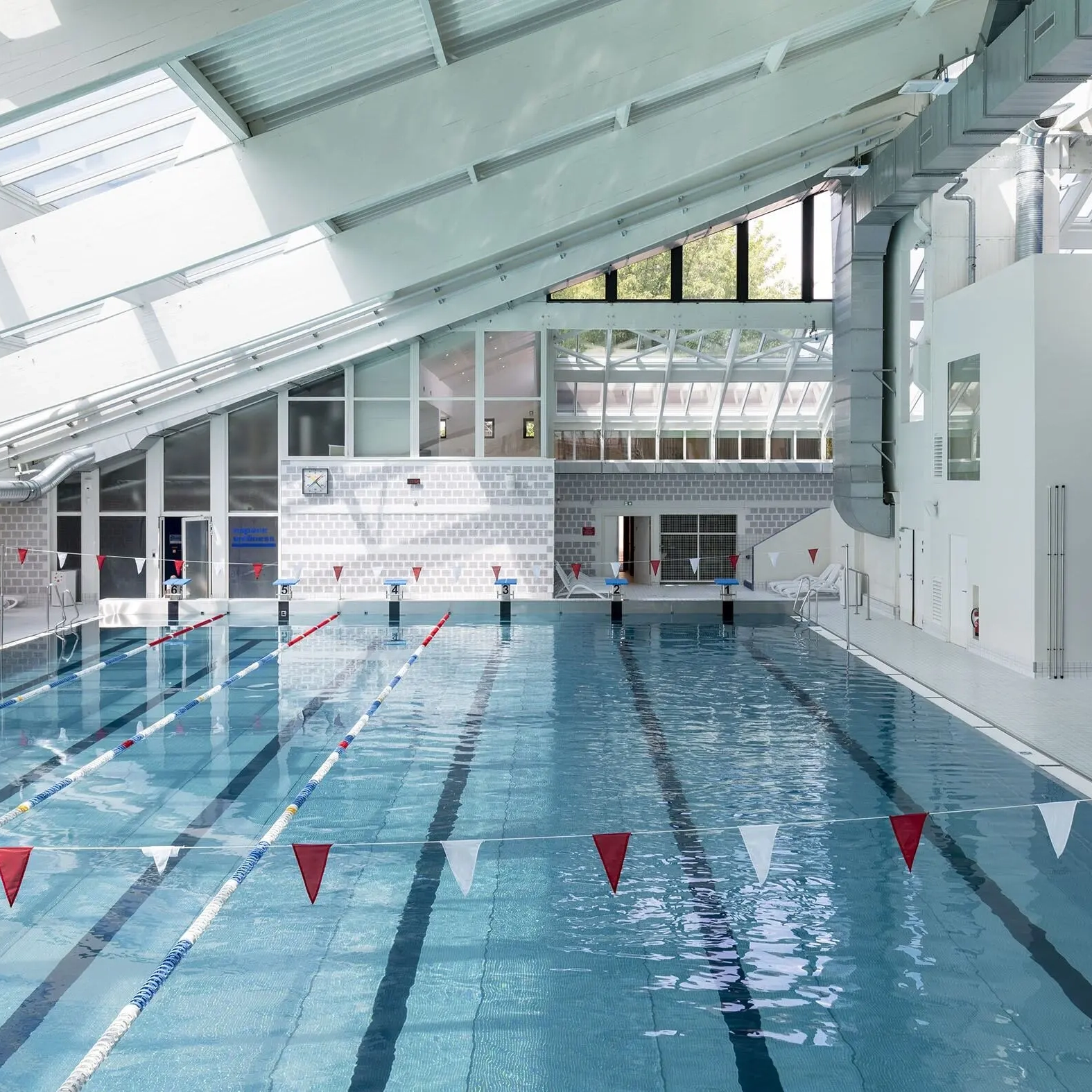 Schwimmen mit Blick in den Himmel
