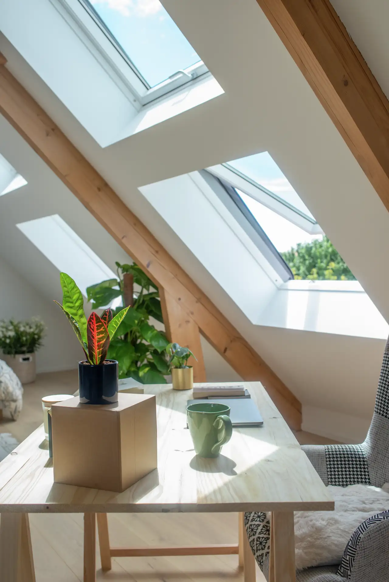 Dachbalken aus unbehandeltem Holz vor Dachfenster | VELUX Magazin