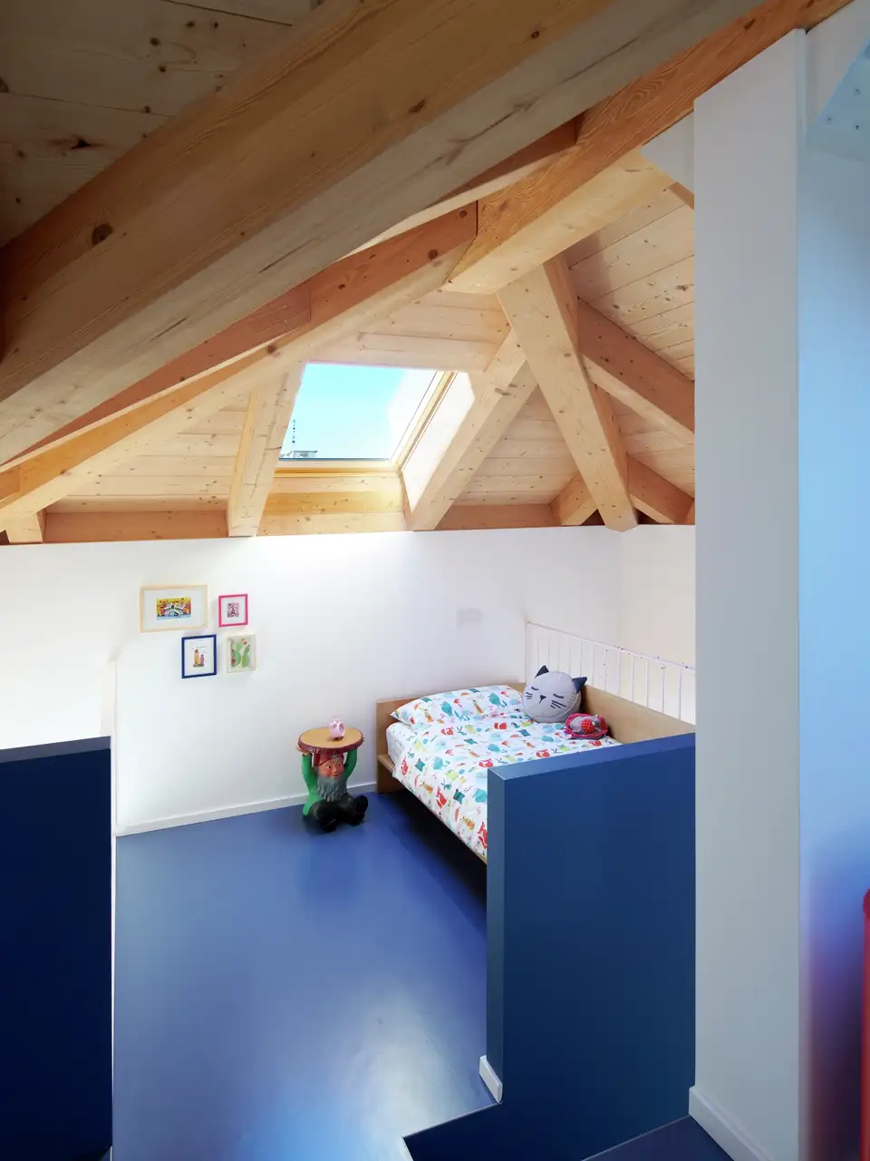 lit placé sous la fenêtre dans la chambre d'enfants