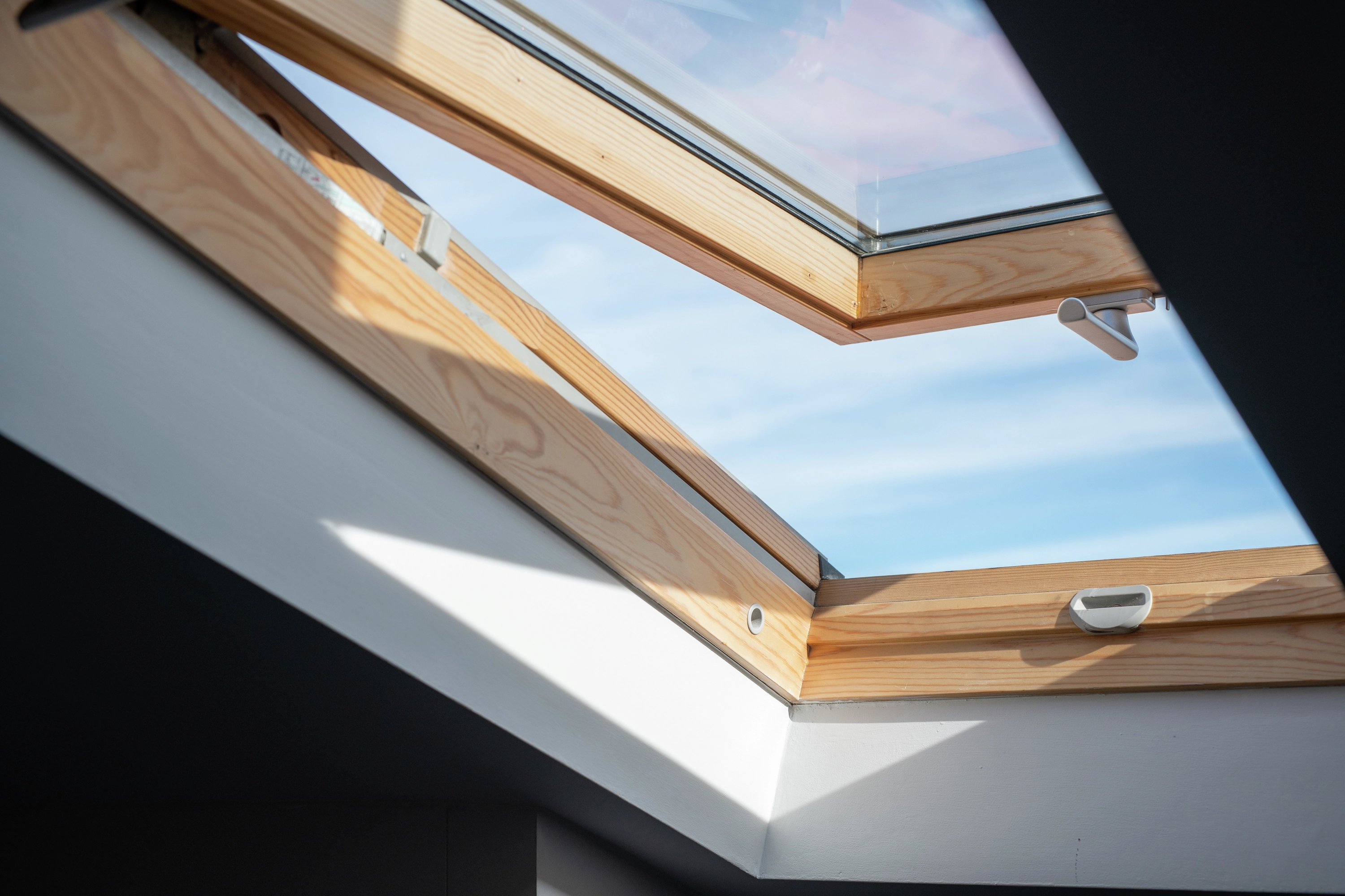 Strešné okná VELUX sa uplatnia pri prerábke domu na bytovku so šikmou strechou