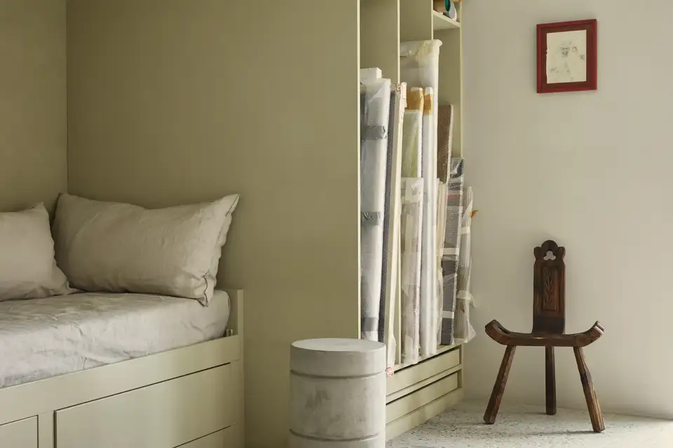 Angolo relax con letto a cassetti e mensola