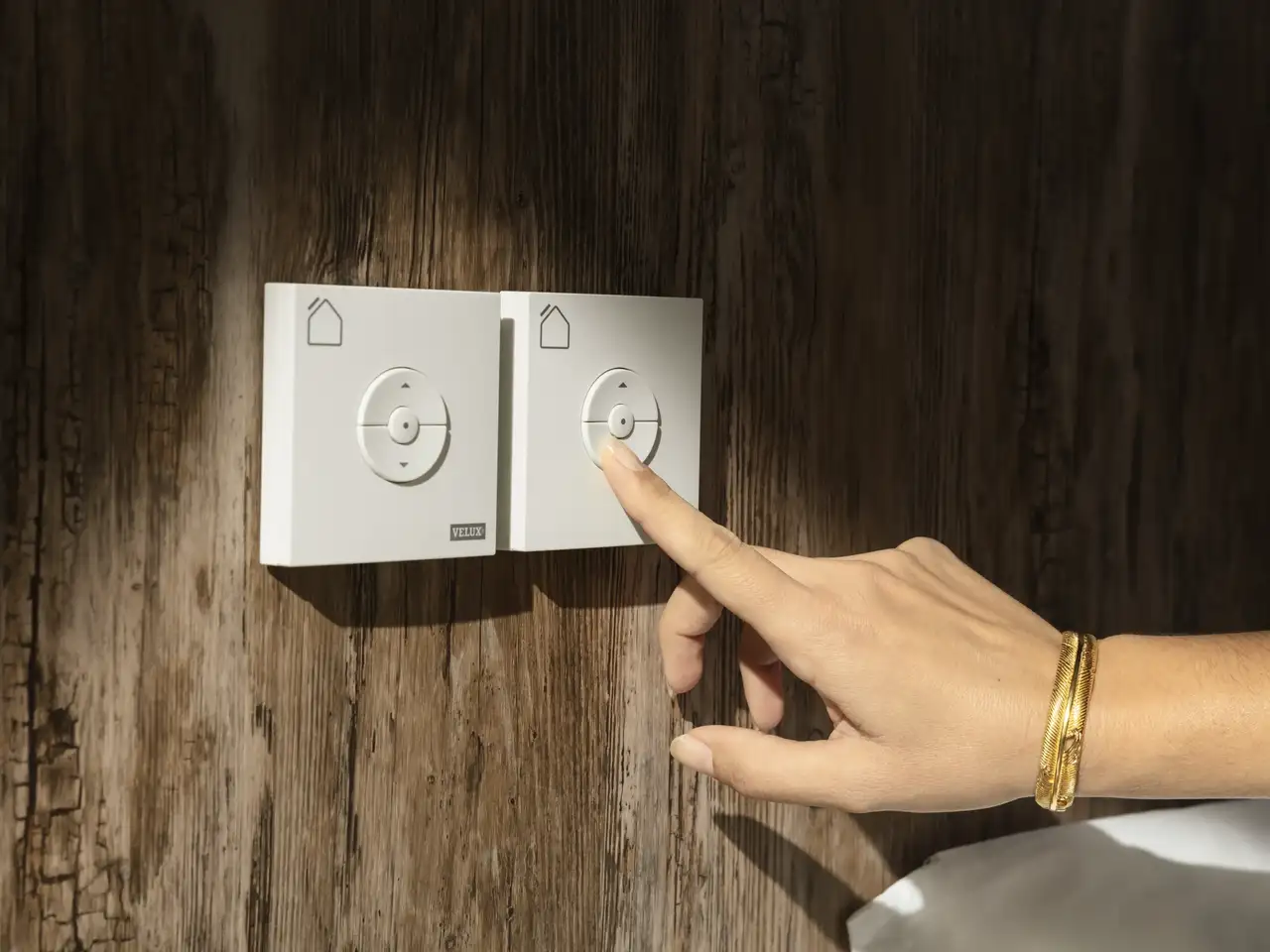 VELUX Funk-Wandschalter per Knopfdruck betätigt | VELUX Magazin